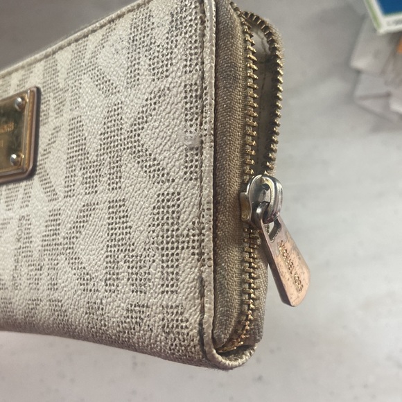 Some dirt due to wear by zipper, some dings on faceplate . Inside is very clean - Picture 3 of 4